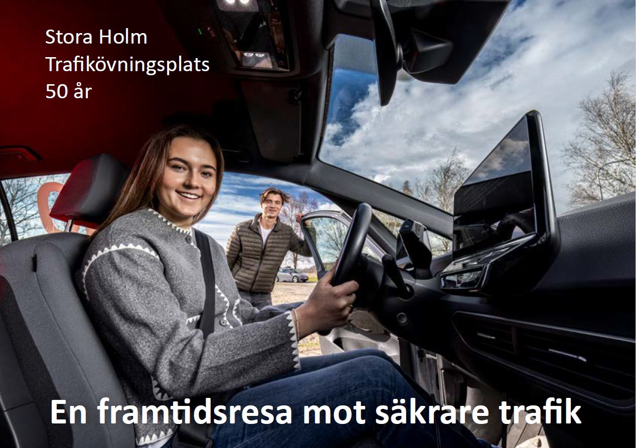 Framsida på jubileumsskriften En framtidsresa mot säkrare trafik Stora Holm Trafikövningsplats 50 år. Bild föreställande två ungdomar i och utanför en bil.